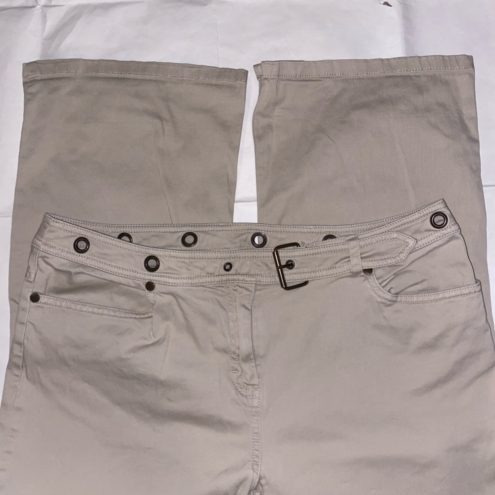 Jones Wear Beige Cropped Ankle Pants with Grommet Belt